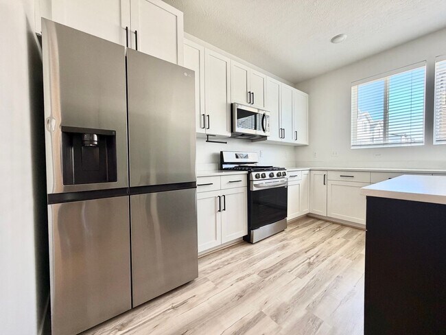 Building Photo - 3 Bed + 2.5 Bath Townhome w/ Garage, Storage & Dogs Allowed Near Jordan Landing