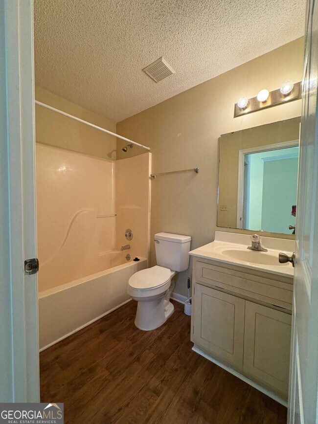 Building Photo - 233 W Lakemont Dr