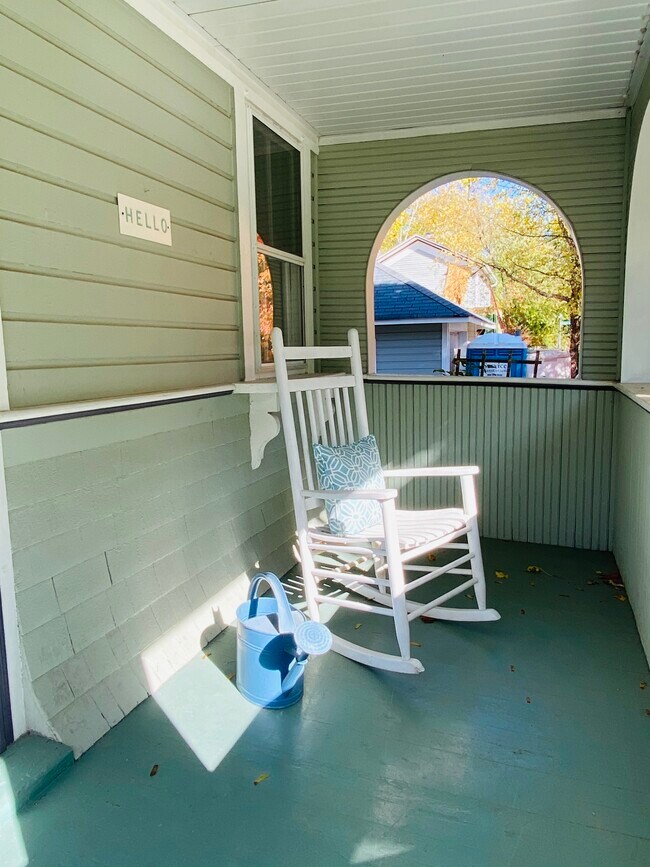 Primary Photo - 415 E Benton Ave