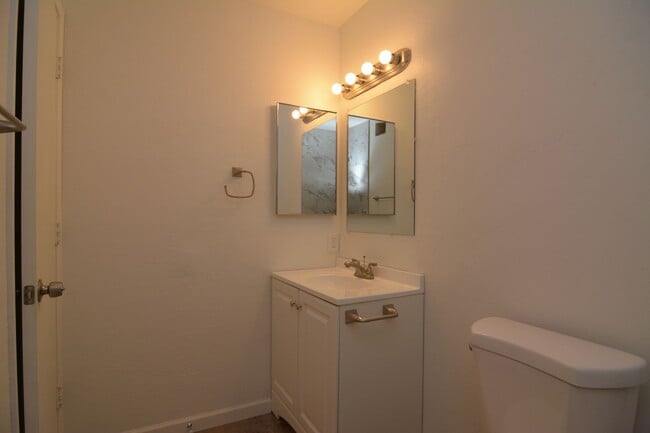 Building Photo - 2 Bedroom 1 Bath Apartment! Close to the U...