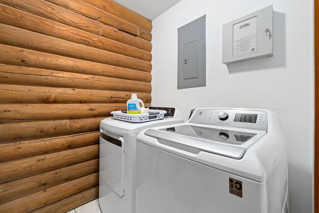 Building Photo - 19412 Pinecrest Ln