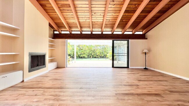 Building Photo - RARELY AVAILABLE 3 BEDROOM NEAR BEACH