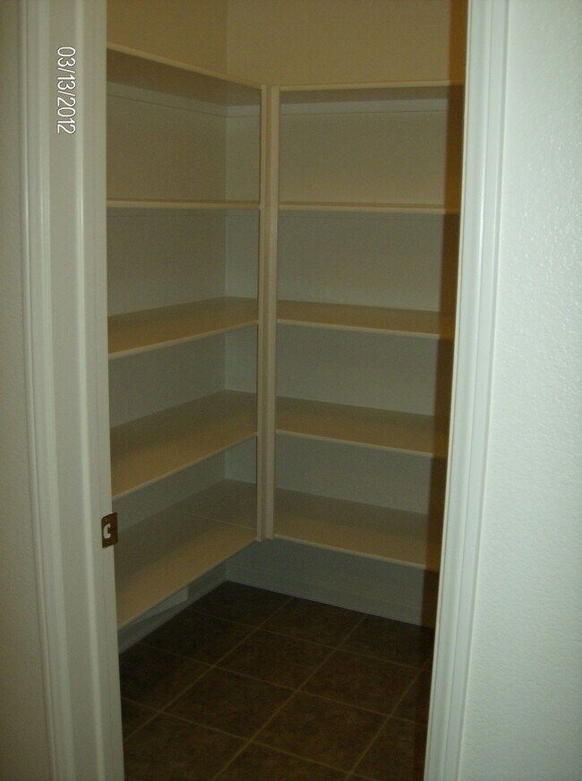 Building Photo - Spacious Three Bedroom Townhouse with Atta...