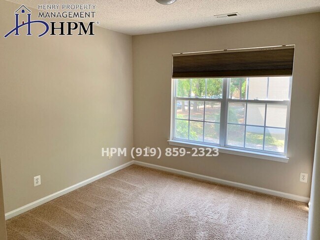 Building Photo - 3 Bedroom Townhome in Ivy Creek Subdivision