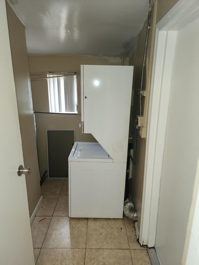 Building Photo - 5999 NW 42nd Ave