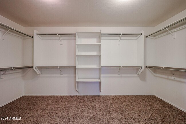 Building Photo - 811 E Kapasi Ln