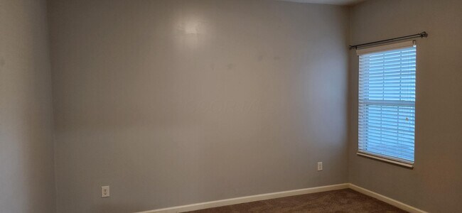 Building Photo - 590 Redwood Ln