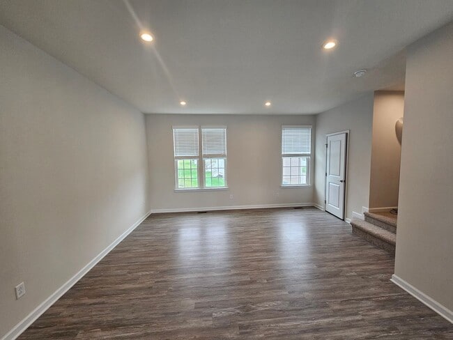Building Photo - 3 Bedroom, 2.5 Bathroom Townhome, Available NOW