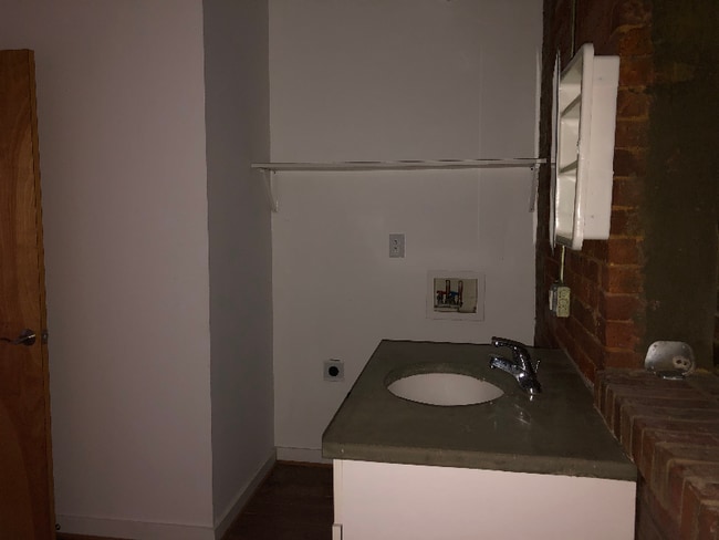 Building Photo - 506 S Elm St