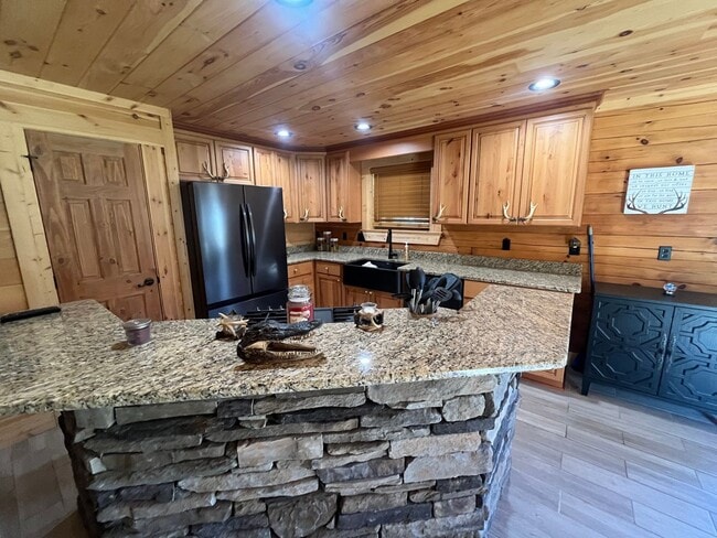 Building Photo - Gorgeous 3-Bedroom Log Cabin with Loft, Large Shop & Stocked Pond – Near Branford, FL