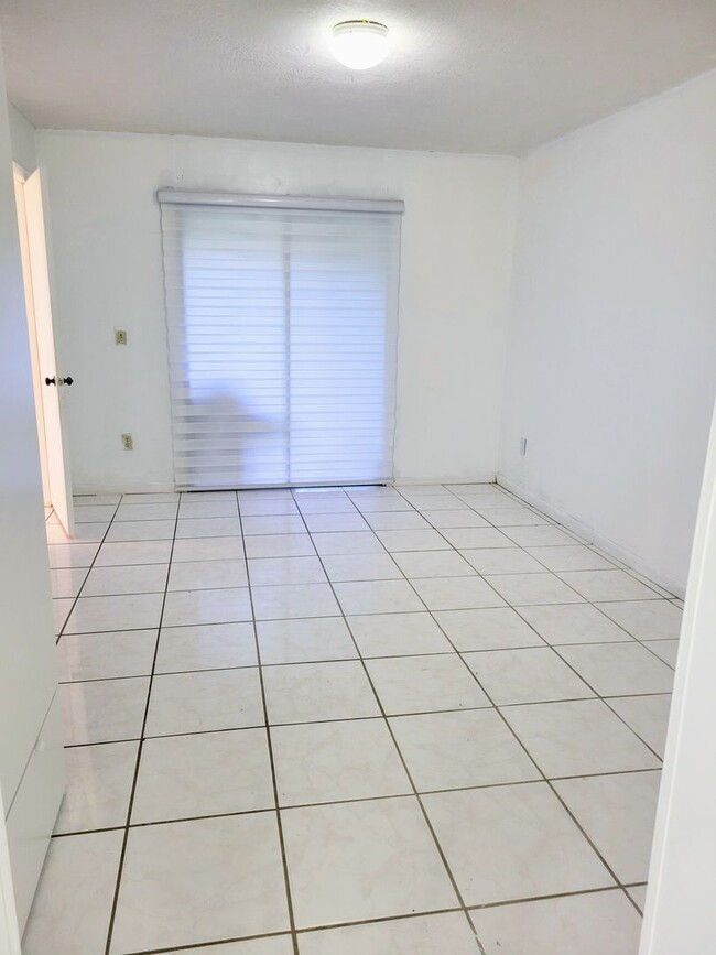 Building Photo - Beautifully renovated 2/2 condo in gated c...