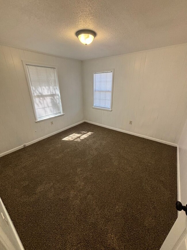 Building Photo - Freshly Renovated 3x1! Fully Fenced in Yar...