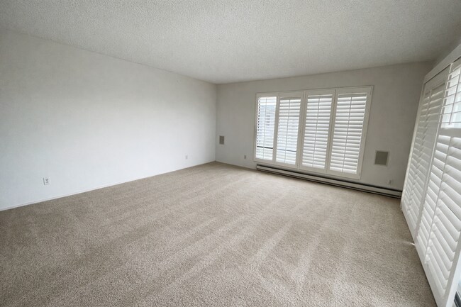Building Photo - 1 BEDROOM / 1 BATH CONDO AVAILABLE AT WATERGATE COMPLEX IN EMERYVILLE!!!