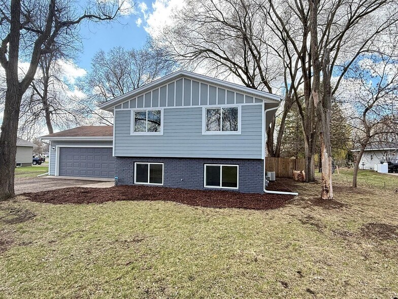 Building Photo - 1815 Meadowvale Rd NW
