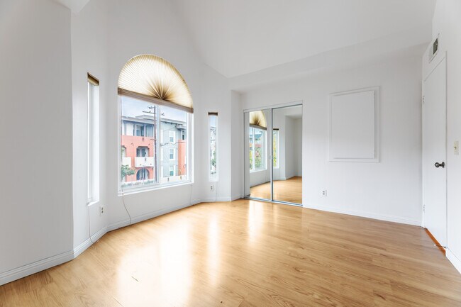 Building Photo - 4744 Ben Ave