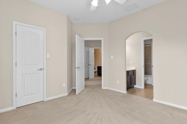 Building Photo - 2406 Sweetwater Ln