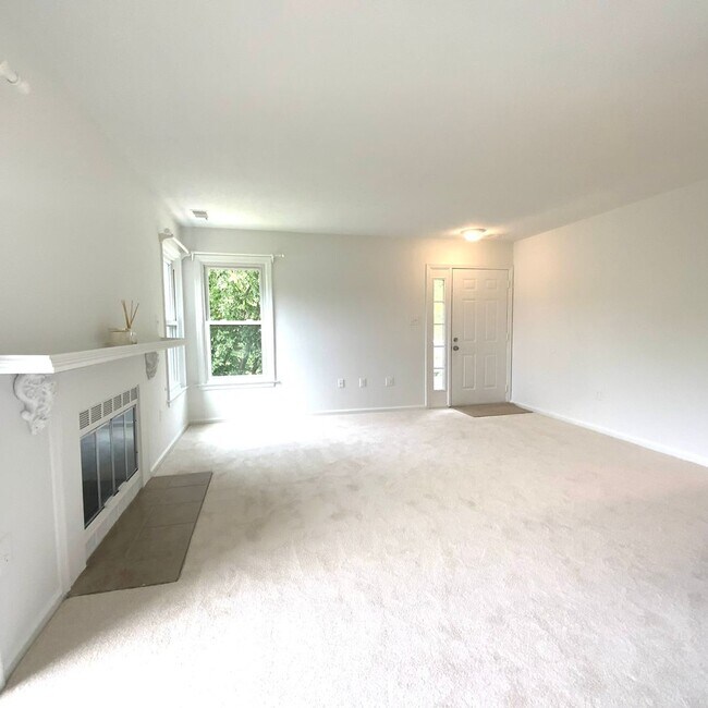 Building Photo - 7594 Lakeside Village Dr