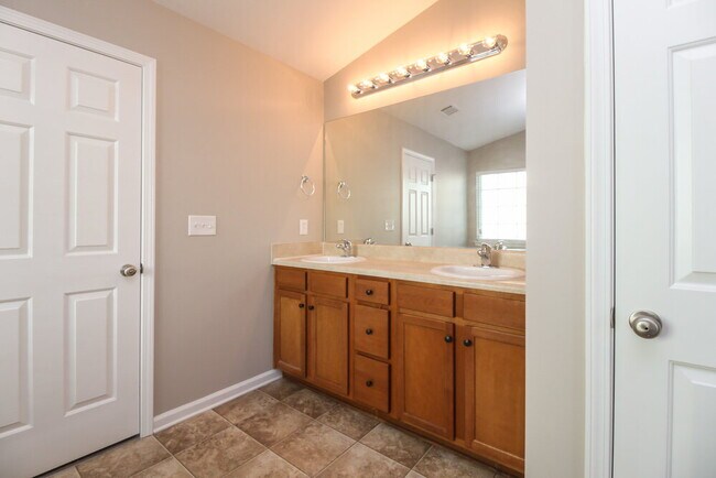 Building Photo - 5005 Amethyst Dr
