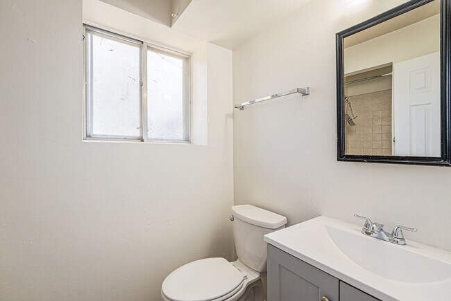 Building Photo - Spacious 3BD 2 Bath Home
