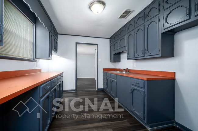 Building Photo - 1421 Rayfield Dr