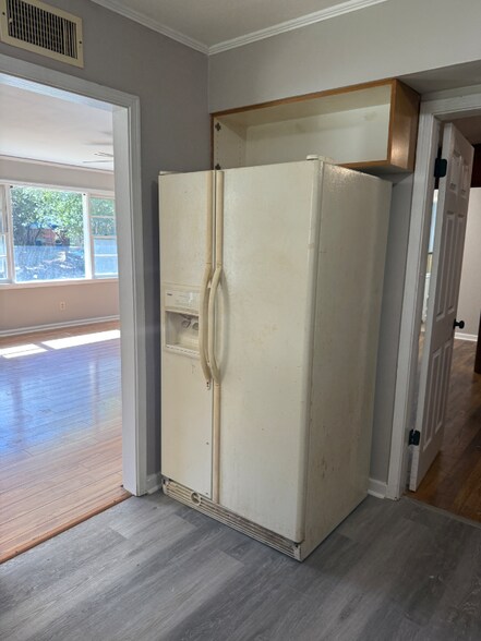 Building Photo - 196 E Salem Dr