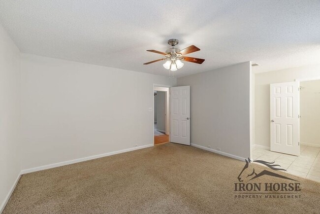 Building Photo - 335 Oak Meadows Dr
