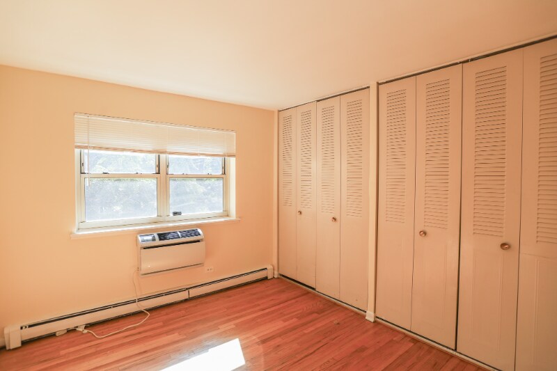 Building Photo - 541 W Briar Pl