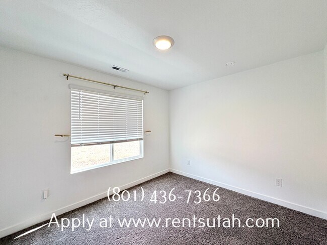 Building Photo - Lovely Santaquin Home