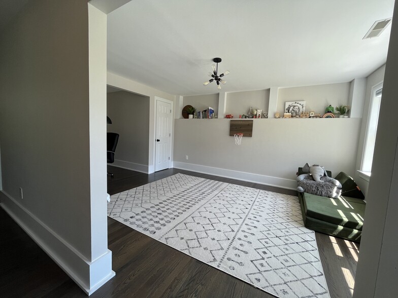 Building Photo - 231 Colonial Ave