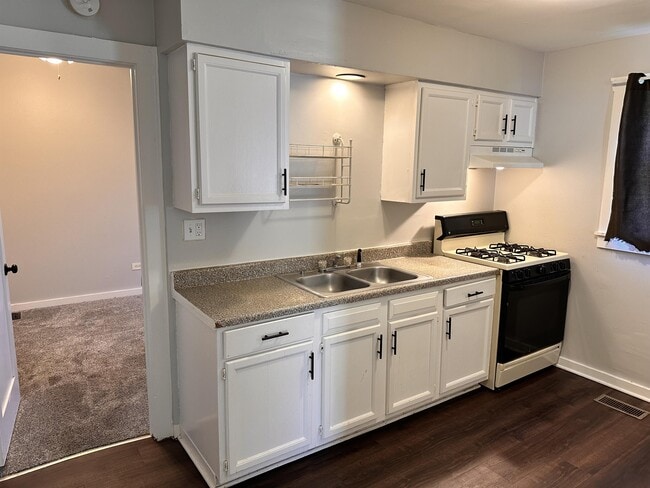 Building Photo - 334 Raymond St