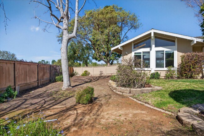 Building Photo - 1525 Fairway Dr