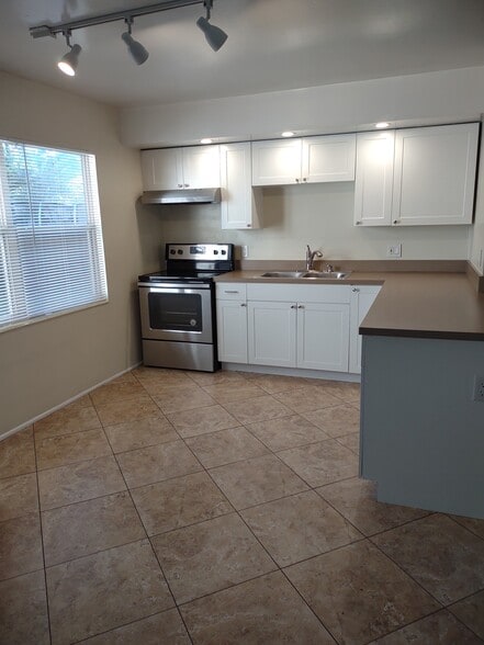 Kitchen has a dishwasher - 4121 Iris St N
