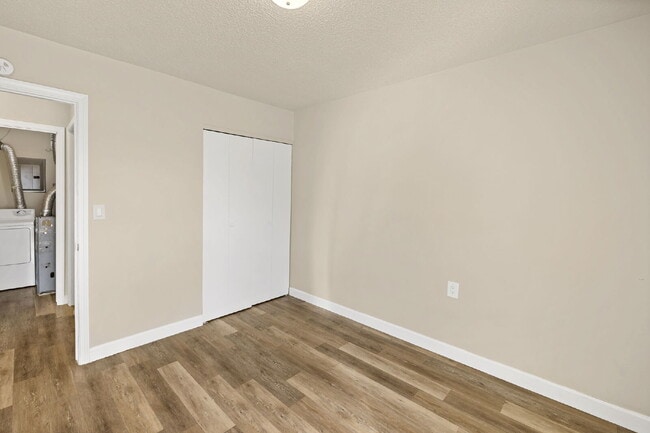 Building Photo - 404 Sunny Ln