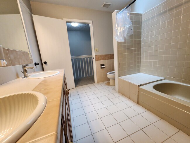 Building Photo - 2 bedroom westside - Rockrimmon