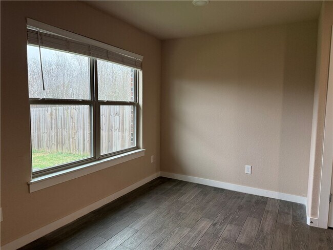 Building Photo - 522 Vee St