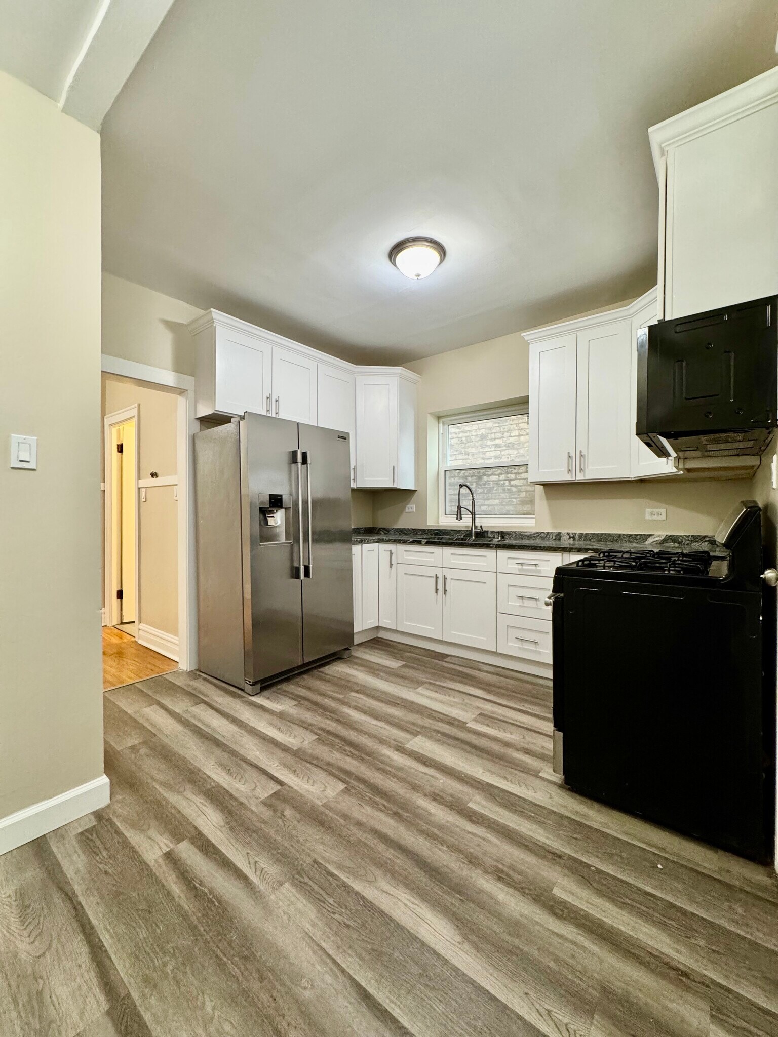 Kitchen - 4831 W Roscoe St