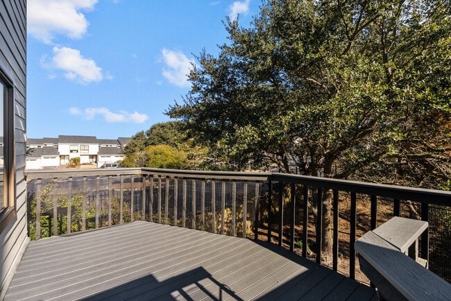 Building Photo - Seaside Elegance Awaits You!