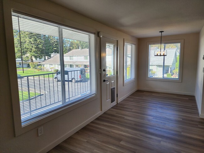 Building Photo - Lovely 2 bedroom 1.75 bath in gated commun...