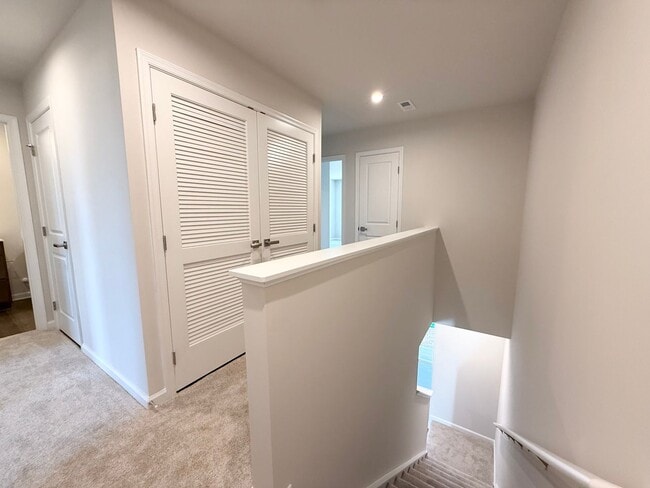 Building Photo - Modern 3-Bedroom Townhouse with Garage & P...