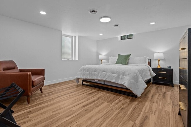 Building Photo - 1095 April Ln