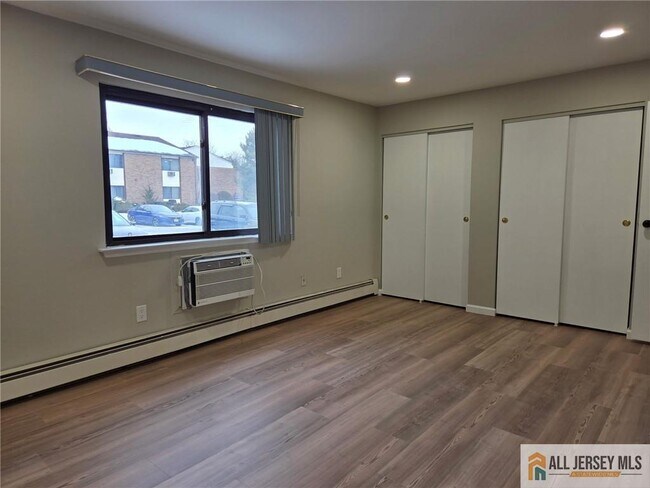 Building Photo - 645 Cricket Ln