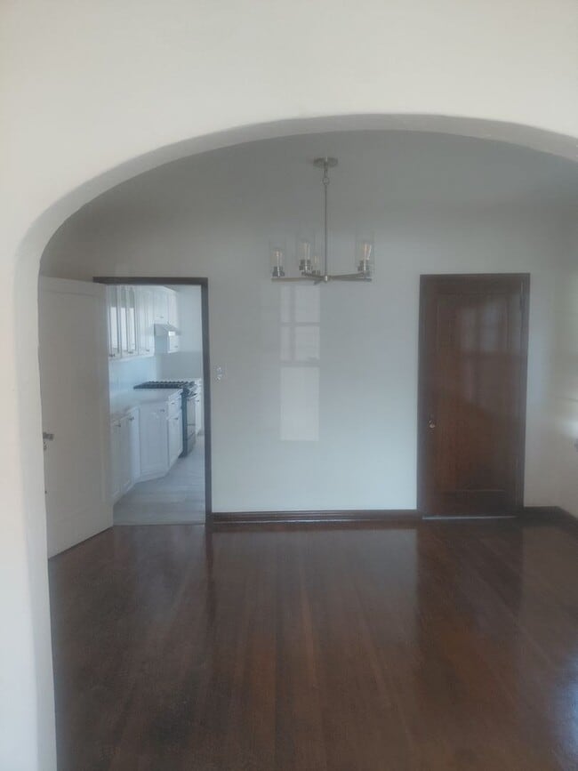 Building Photo - 1010