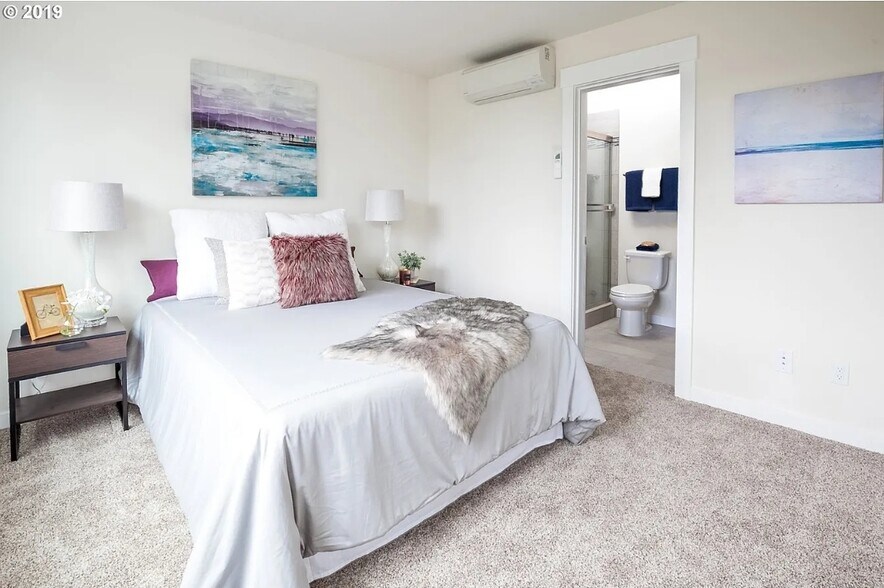 Bedroom suite 1 - 8814 N Edison St