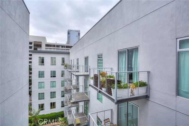 Building Photo - 645 W 9th St
