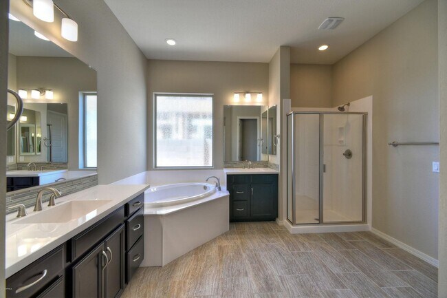 Building Photo - Gorgeous Single Level 4 bed 3 bath 3 car garage home at the Meadows community in Peoria