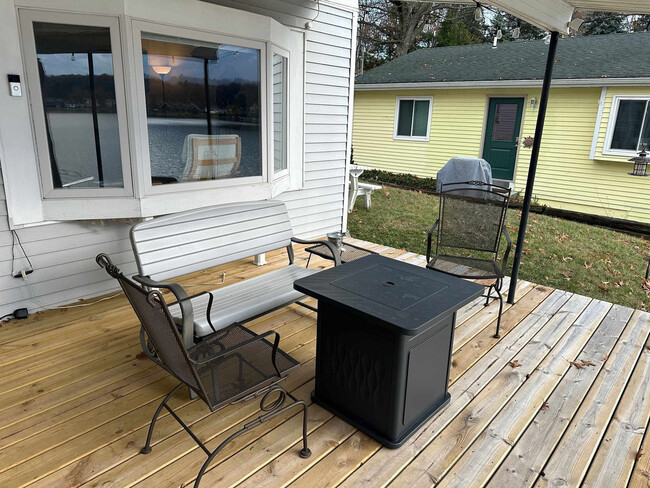 Building Photo - 8685 Je-NE-Be Dr NE