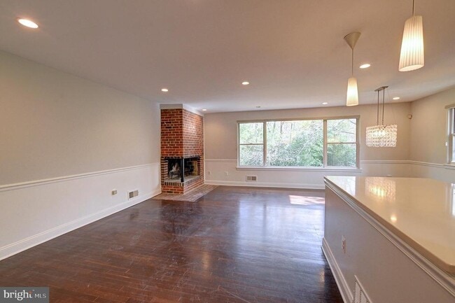 Building Photo - 8725 Susanna Ln