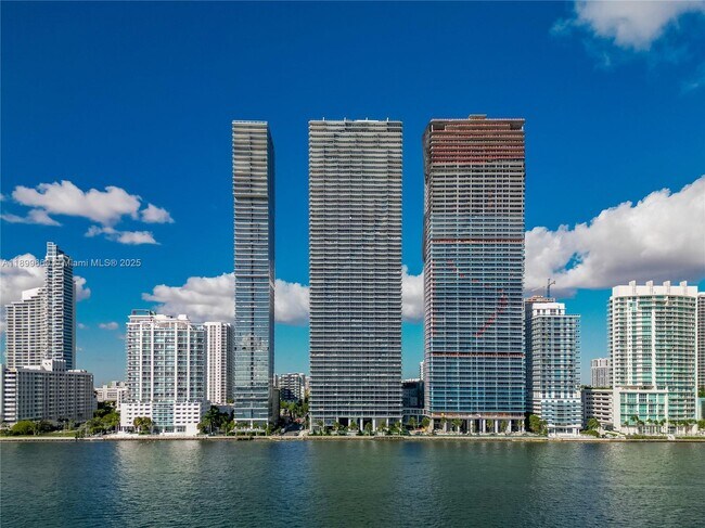 Building Photo - 700 NE 24th St