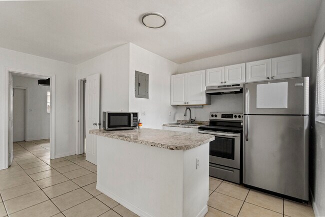 Building Photo - 709 SW 13th Ave