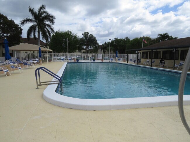 Building Photo - 118 Lake Pine Cir